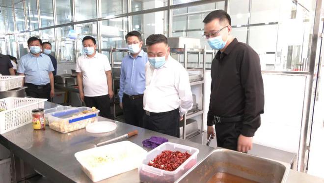 筑牢食藥安全防線 守護群眾健康福祉——張守銳調(diào)研食品藥品安全工作與營養(yǎng)咨詢服務的實踐與展望